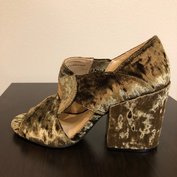 CAbi Green Chic Crushed Velvet Chunky Block Heels - Picture 6 of 10